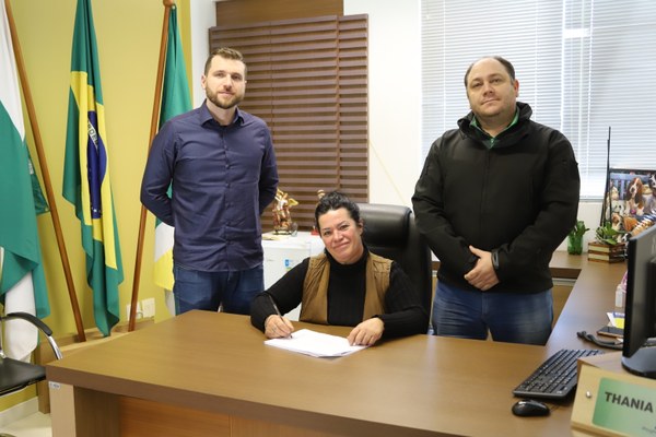 Os vereadores Eduardo Dala Costa (MDB) e Romulo Faggion (União Brasil) com a presidente Thania Caminski (PP), durante a assinatura da Portaria.