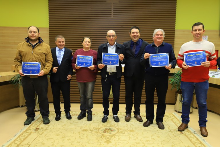 Homenageados com os vereadores proponentes Homenageados com os vereadores proponentes