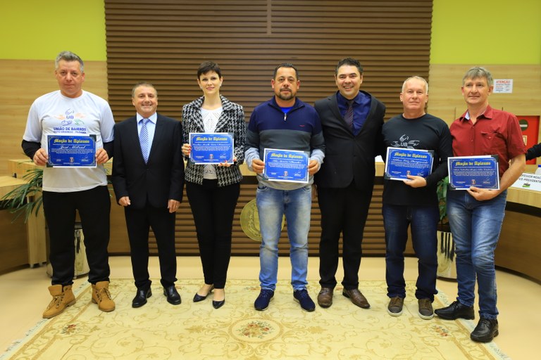 Homenageados com os vereadores proponentes Homenageados com os vereadores proponentes