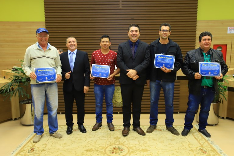 Homenageados com os vereadores proponentes Homenageados com os vereadores proponentes