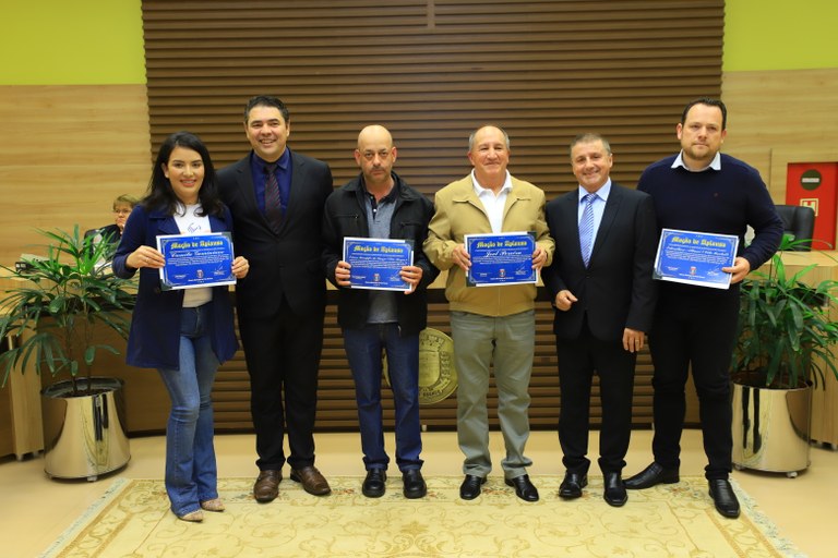 Homenageados com os vereadores proponentes Homenageados com os vereadores proponentes