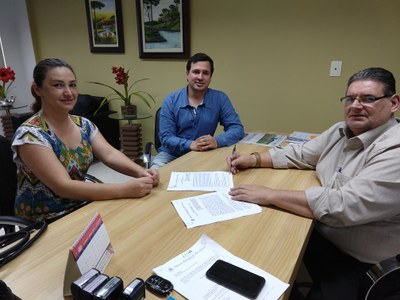 Maccari e Fabricio assinam contrato de tradução em Libras com  Zenaide Miranda da CAEE
