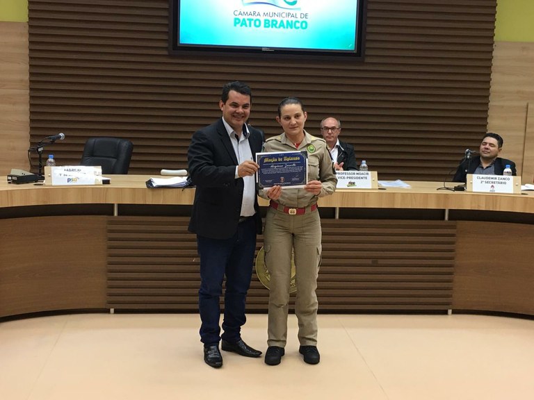 Maratonista é homenageada pelo Legislativo Maratonista é homenageada pelo Legislativo