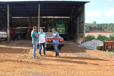 Rodrigo conversa com agricultores no interior