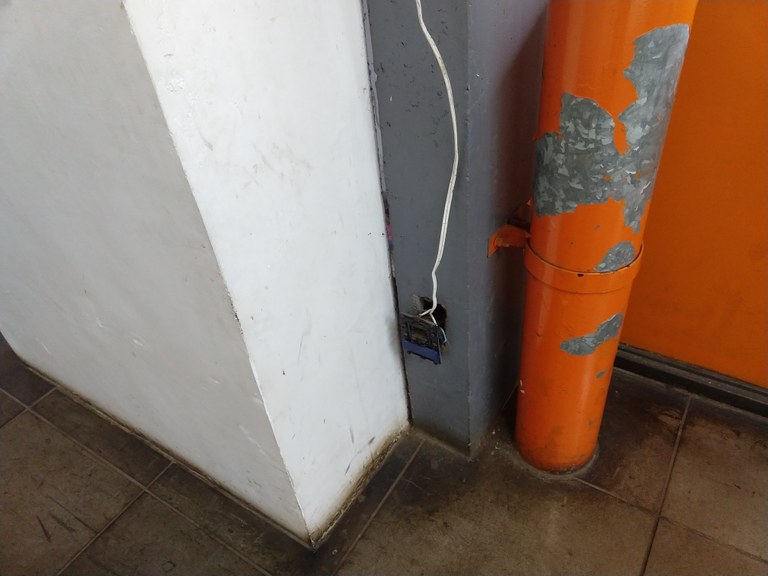 Tomadas sem proteção oferecem riscos na rodoviária Tomadas sem proteção oferecem riscos na rodoviária