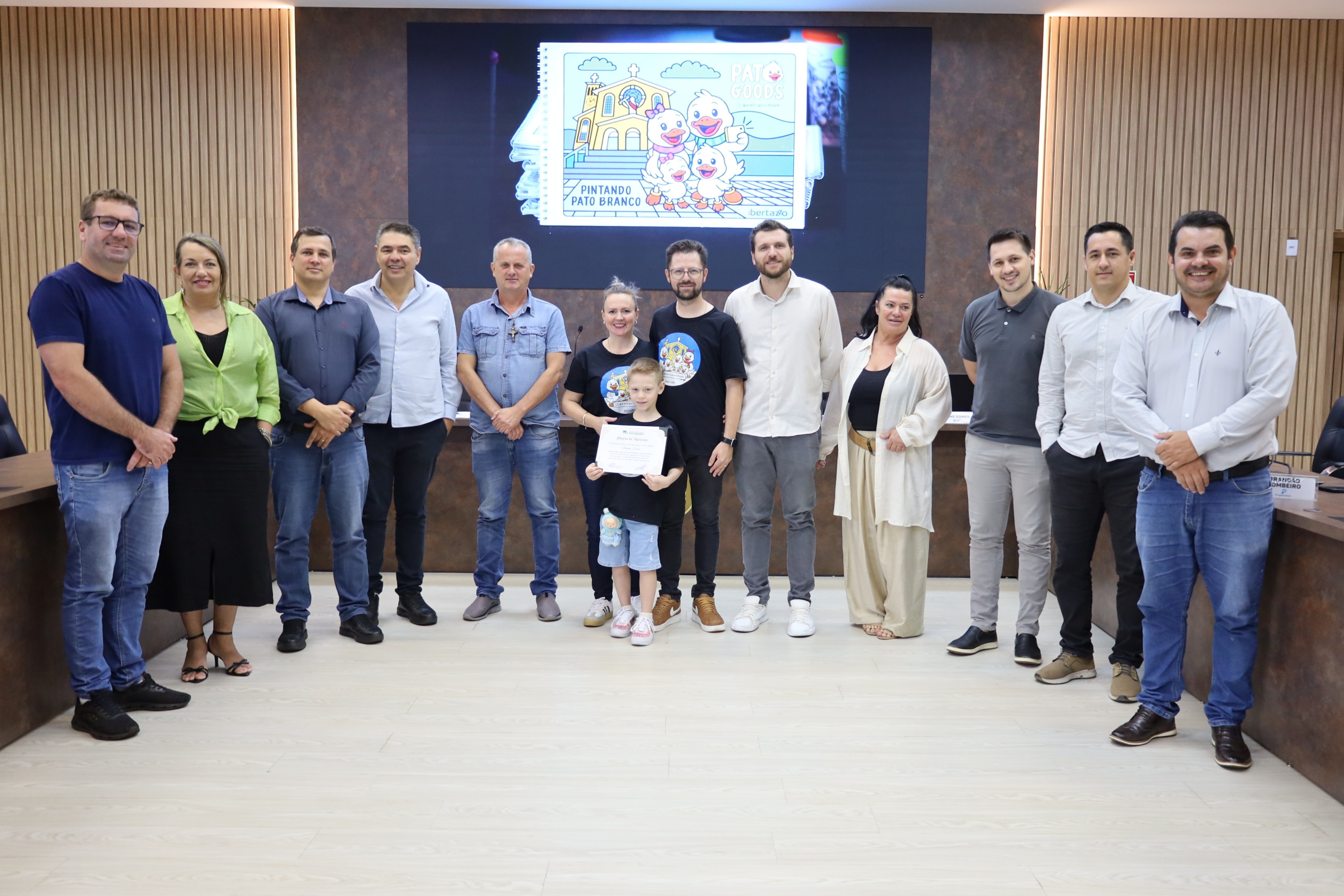 Artista e designer gráfico Mazinho Bertazo recebe Moção de Aplauso pelo livro Pato Goods