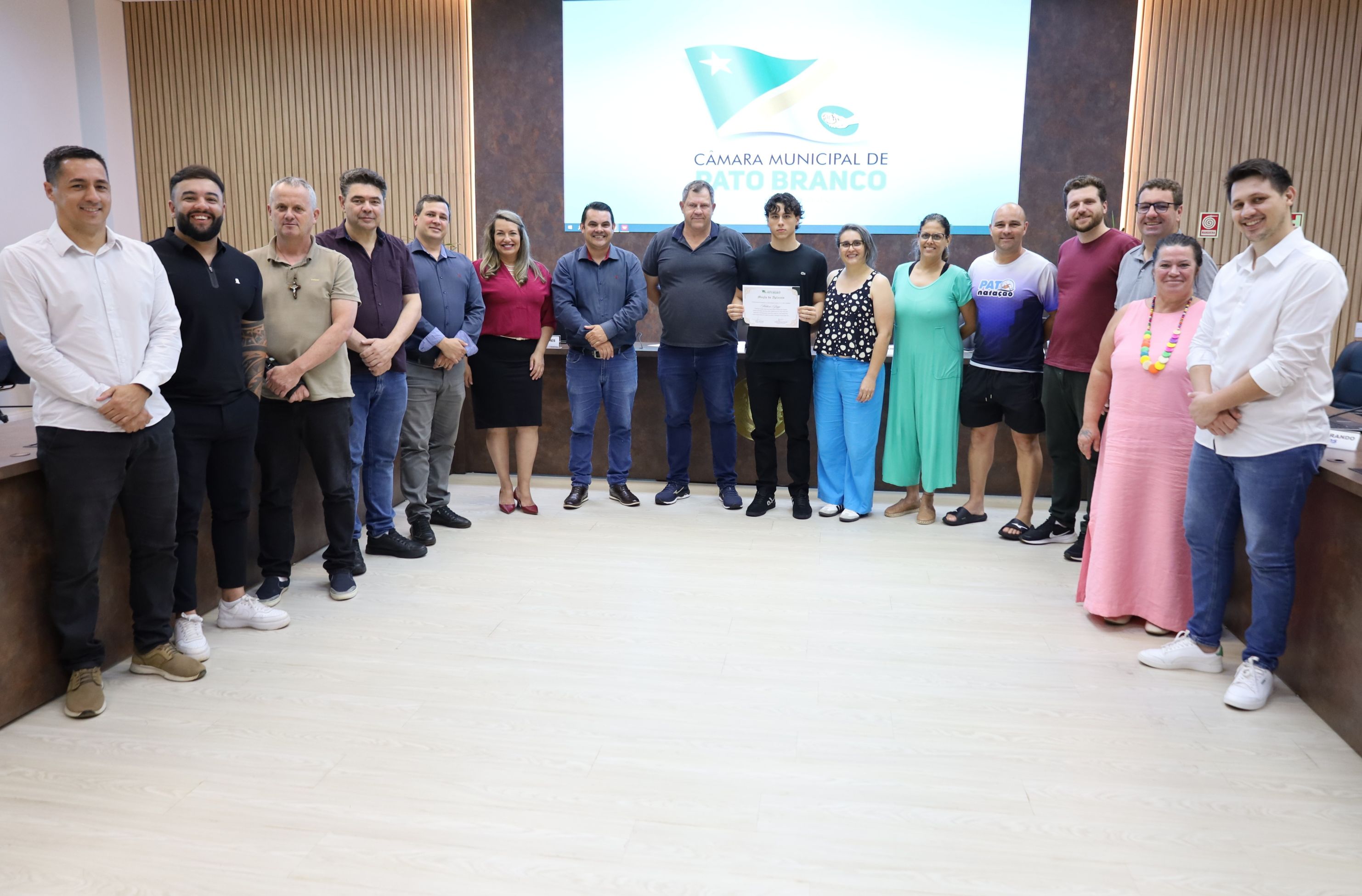 Atleta da Natação Matheus Rogge recebeu Moção de Aplauso