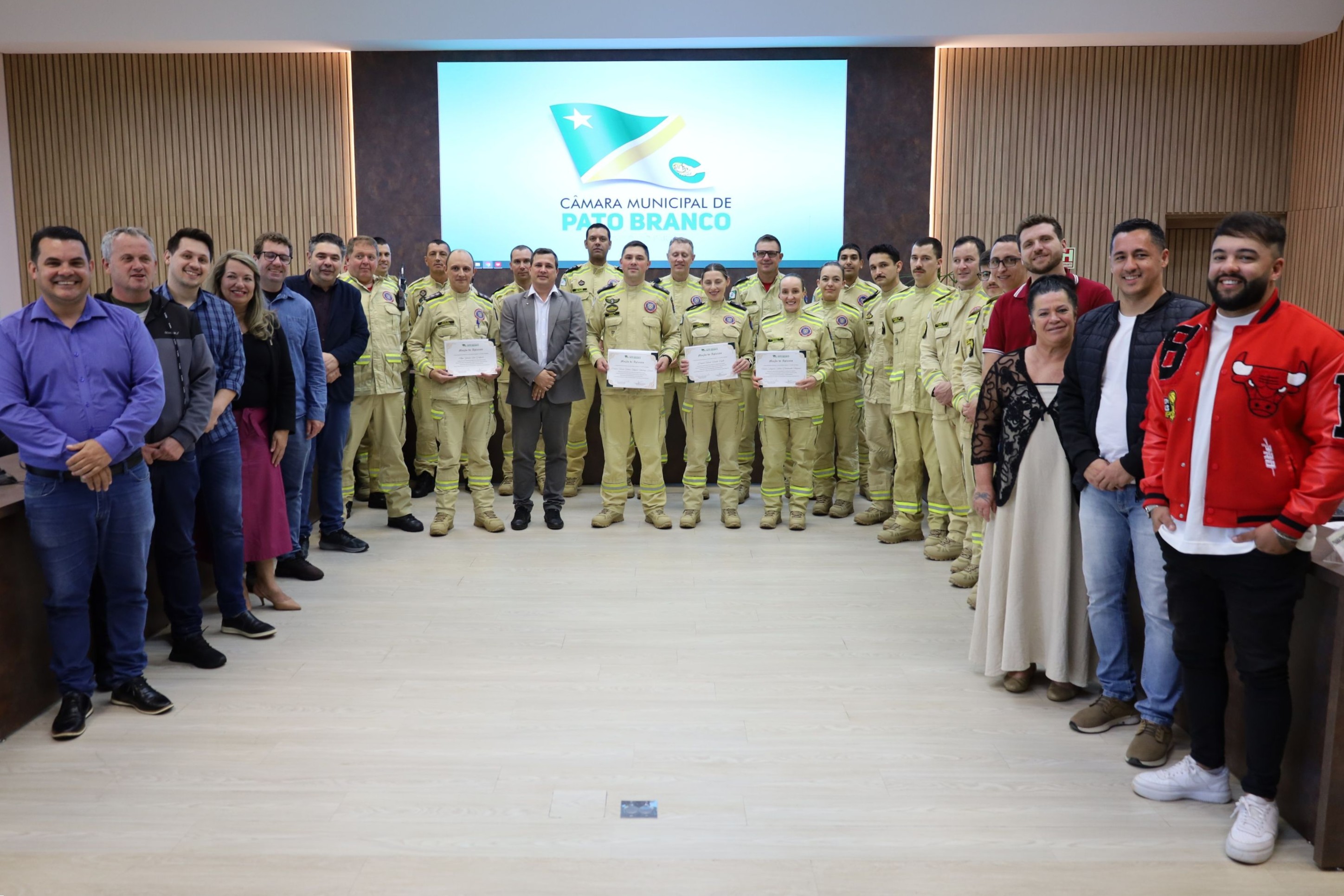 Bombeiros receberam Moção de Aplauso e foram homenageados na Câmara de Vereadores
