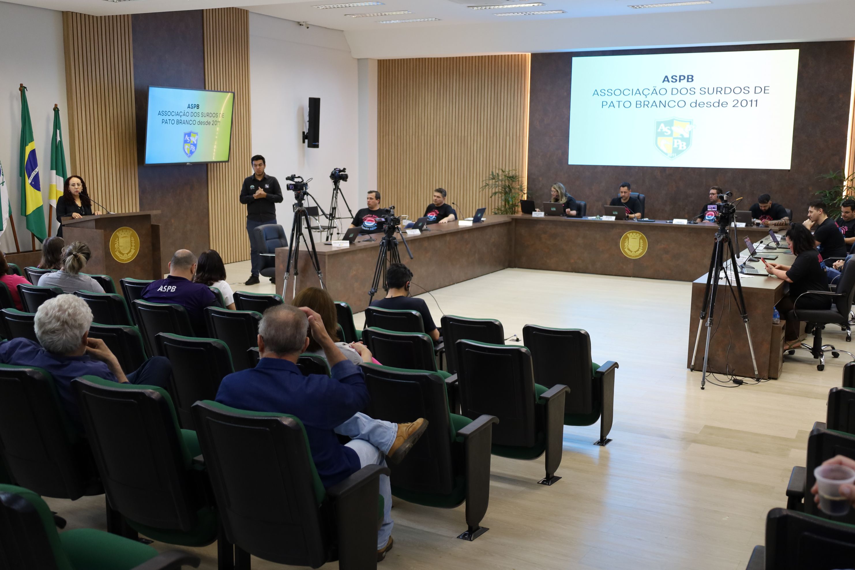 Em Sessão da Câmara, professores apresentam projeto de alfabetização bilíngue de surdos