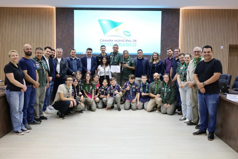 Legislativo entrega homenagem para voluntário do Movimento Escoteiro