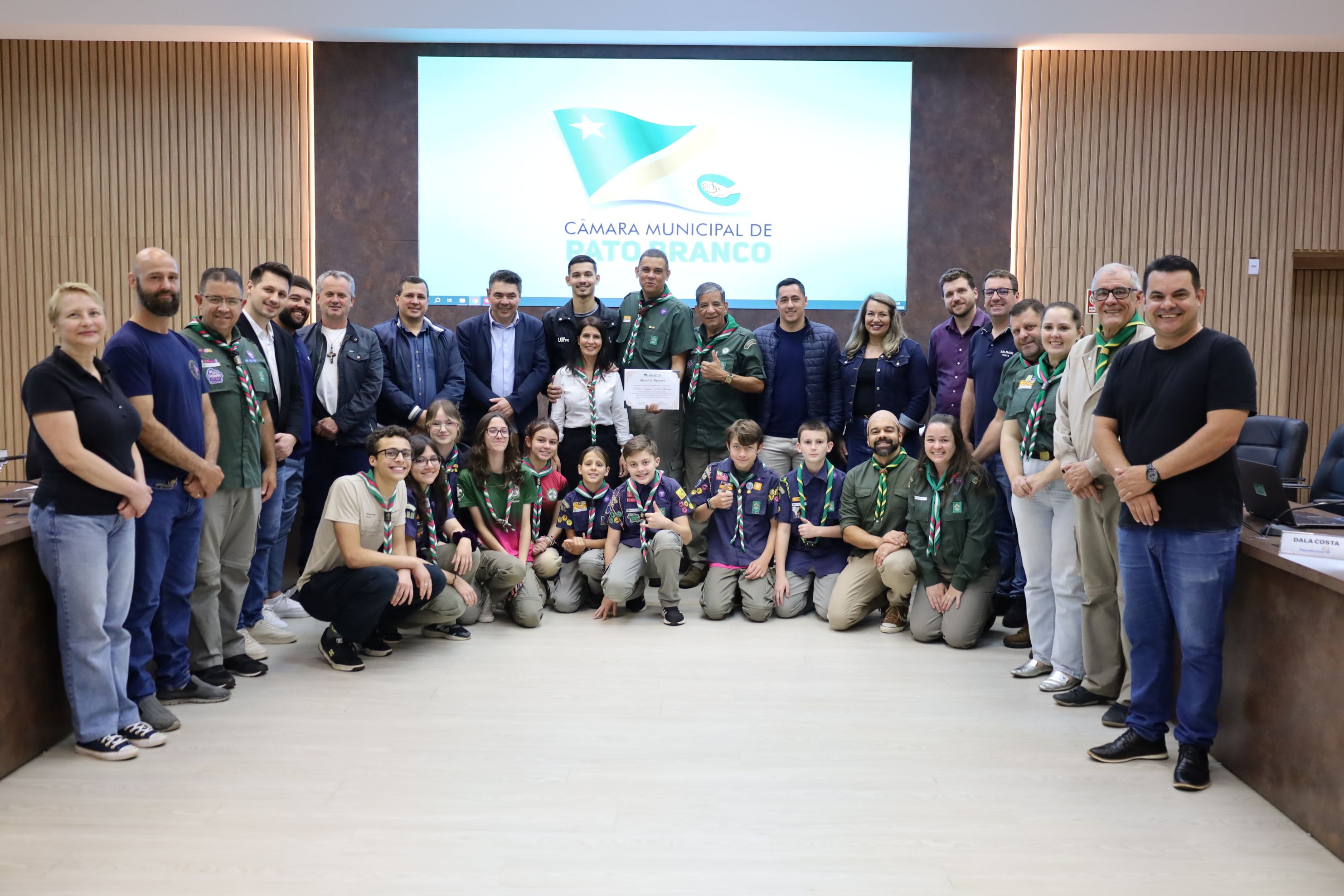 Legislativo entrega homenagem para voluntário do Movimento Escoteiro