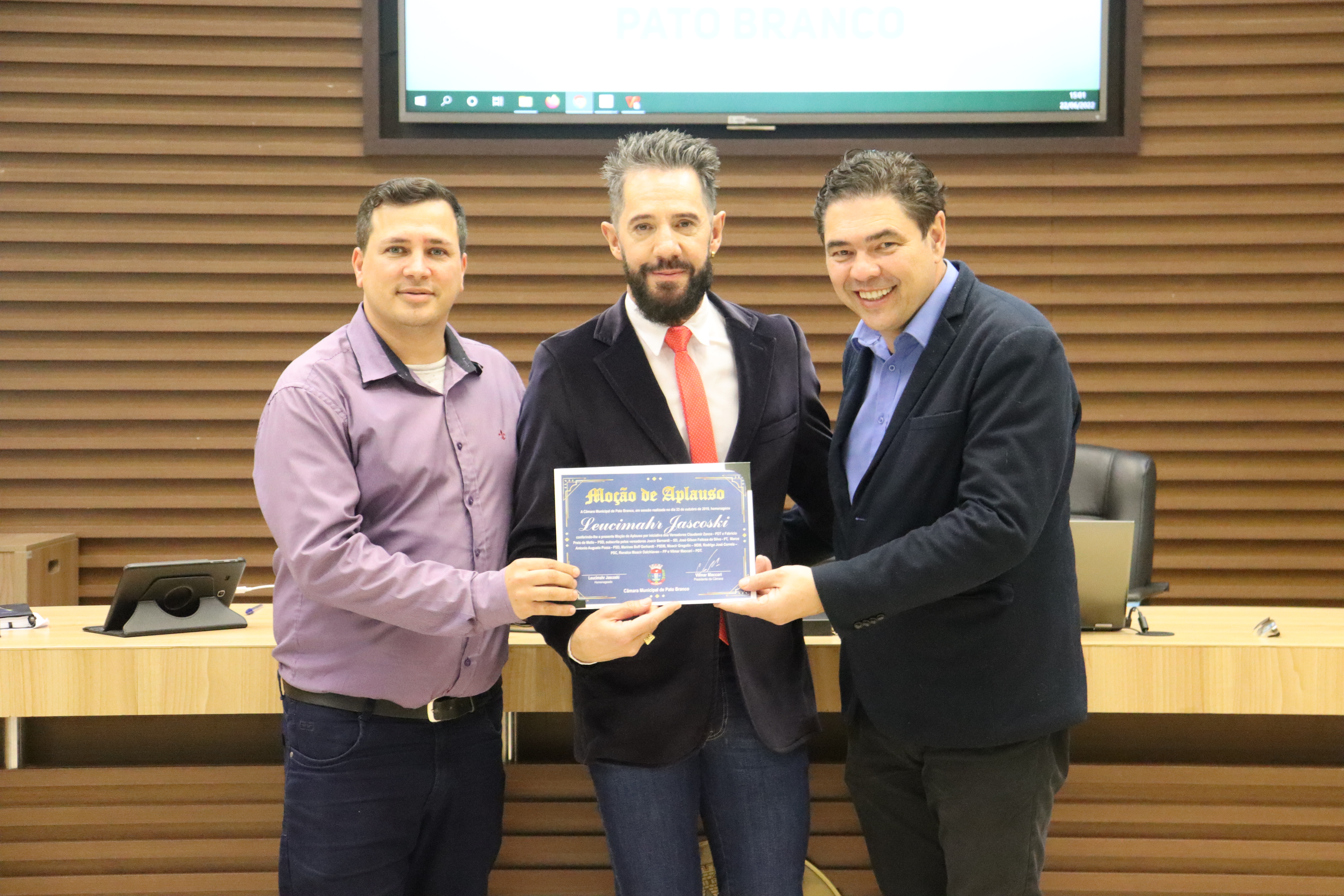 Legislativo entrega Moção de Aplauso para Leucimahr Jascoski