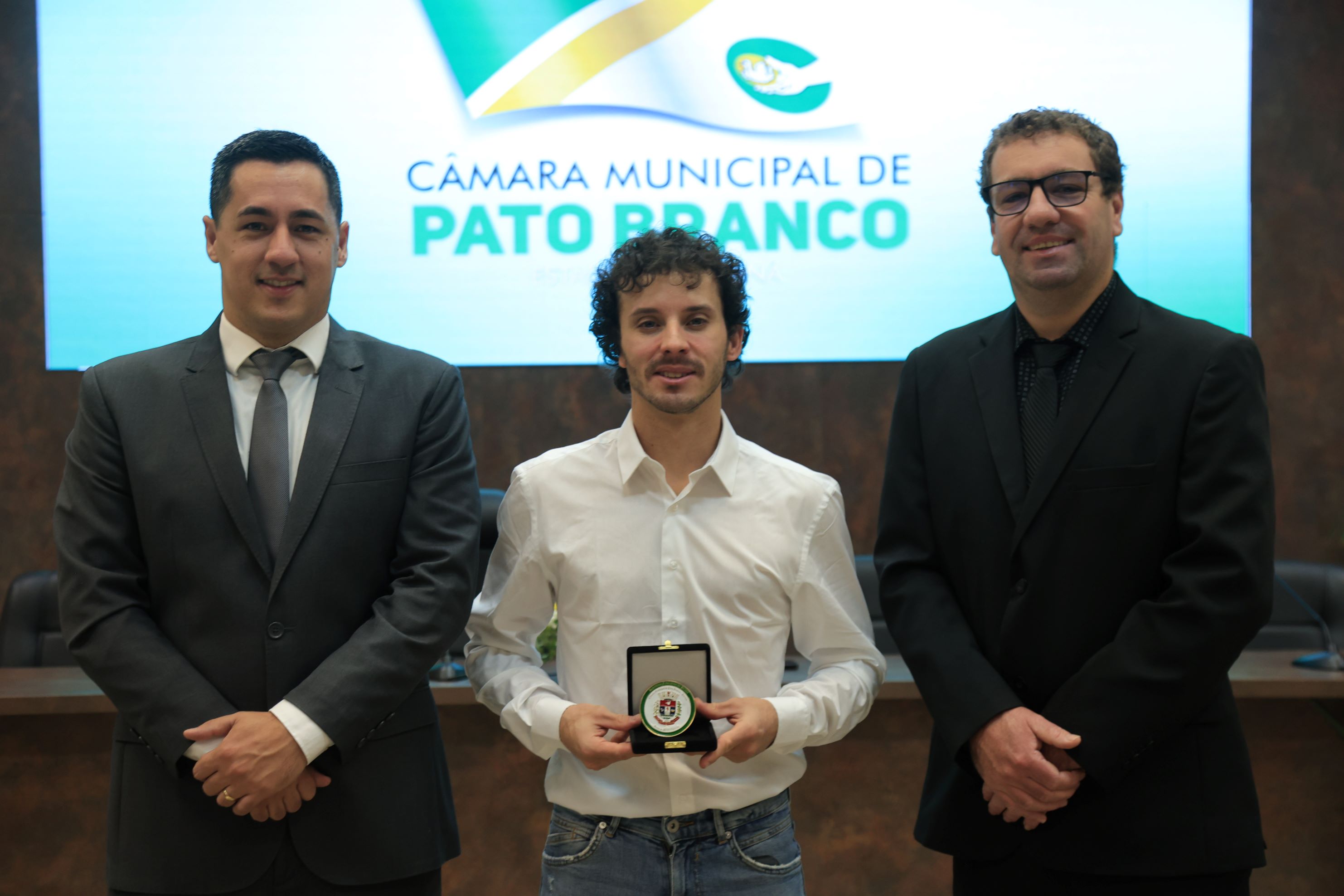 Legislativo entregou Medalha de Honra ao Mérito Esportivo para o atleta de jiu-jitsu Felipe Burille