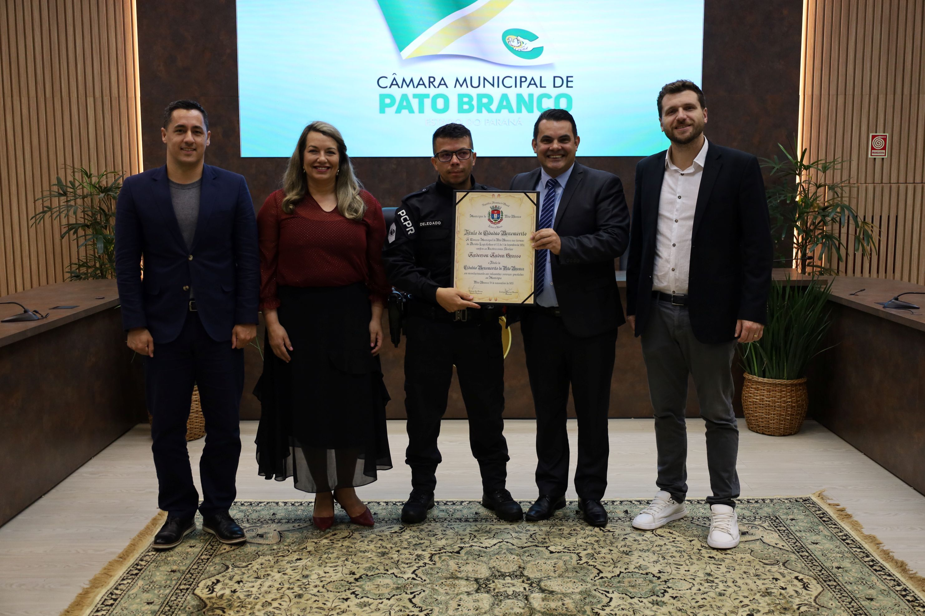 Legislativo entregou Título de Cidadão Benemérito ao delegado da Polícia Civil Anderson Andrei Grosso 