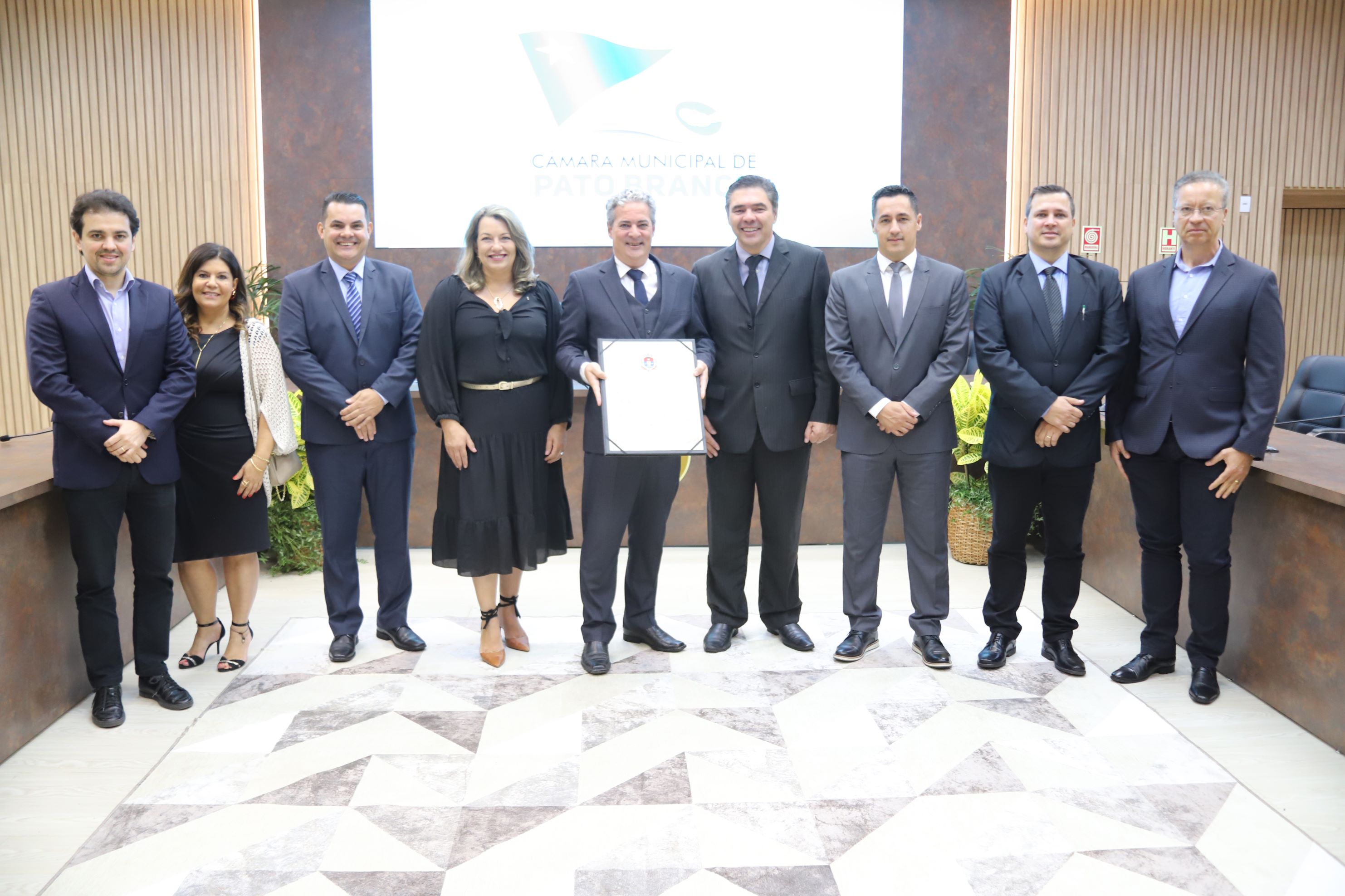 Legislativo entregou Título de Cidadão Honorário para o delegado da Polícia Civil Ivonei Oscar da Silva