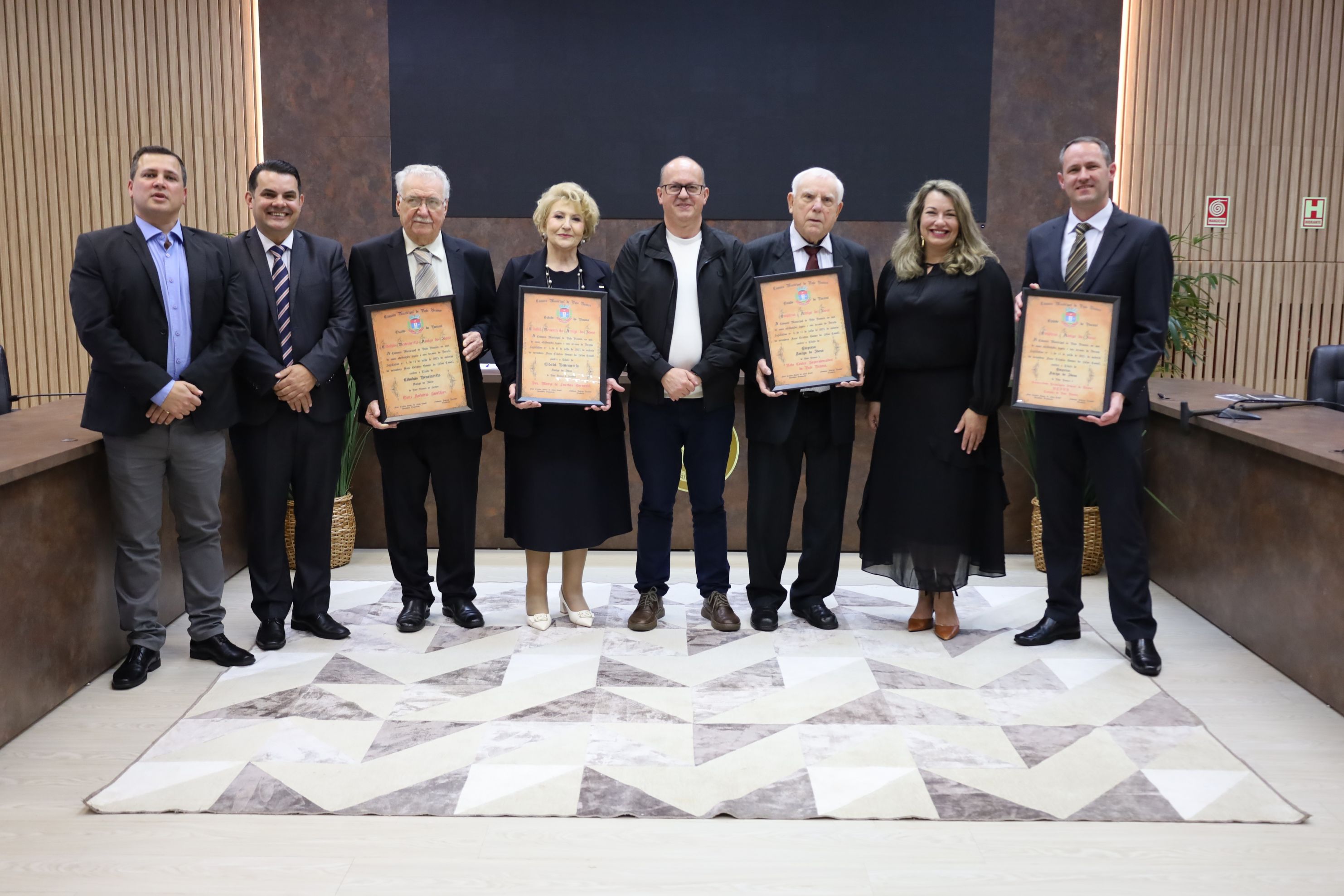 Legislativo entregou Títulos de “Empresa Amiga do Idoso” e “Benemérito Amigo do Idoso” 