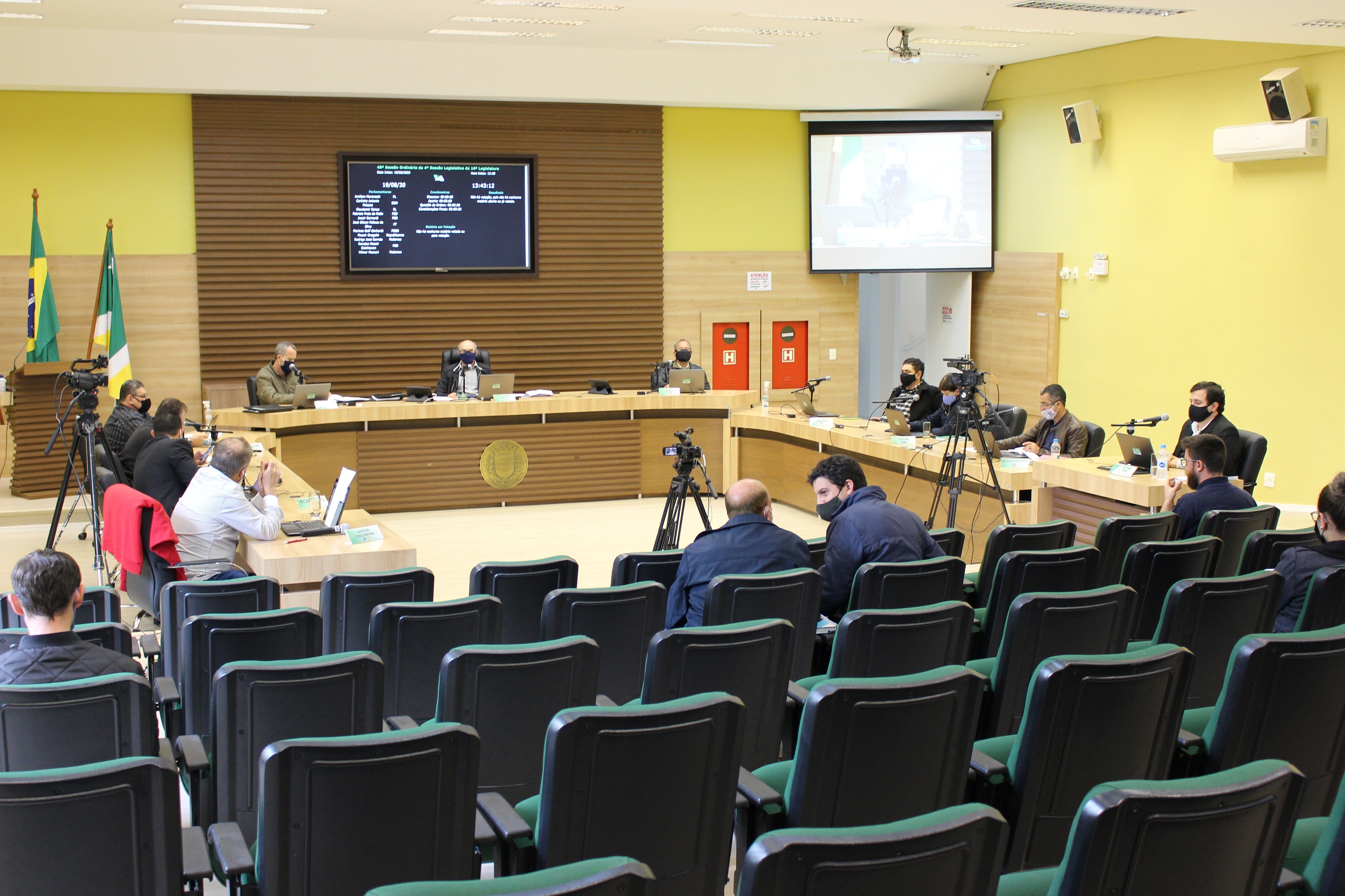 Secretária Municipal de Saúde participa de sessão apresentando ações de enfrentamento da COVID-19