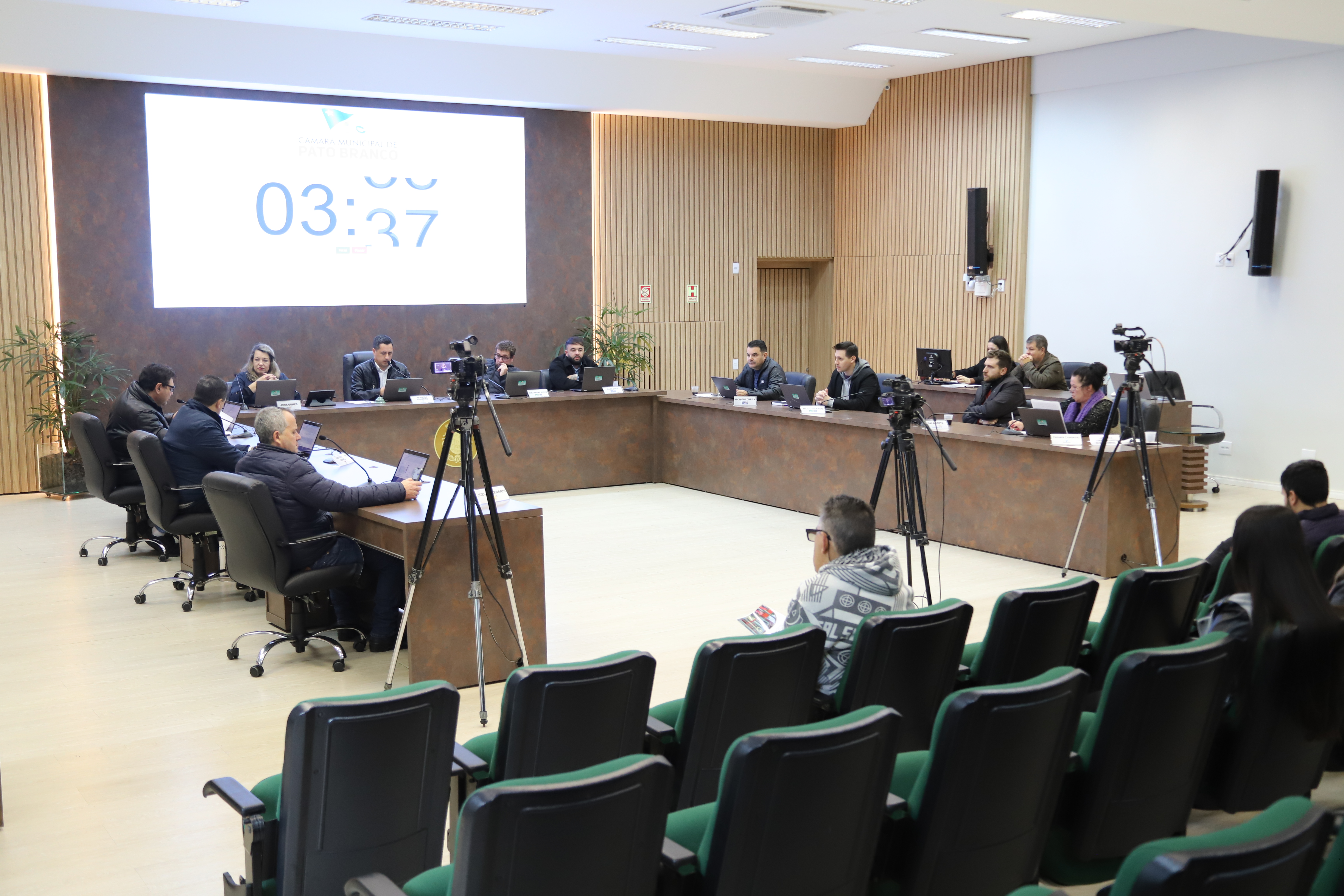 Vereadores apresentaram e aprovaram requerimentos e indicações 