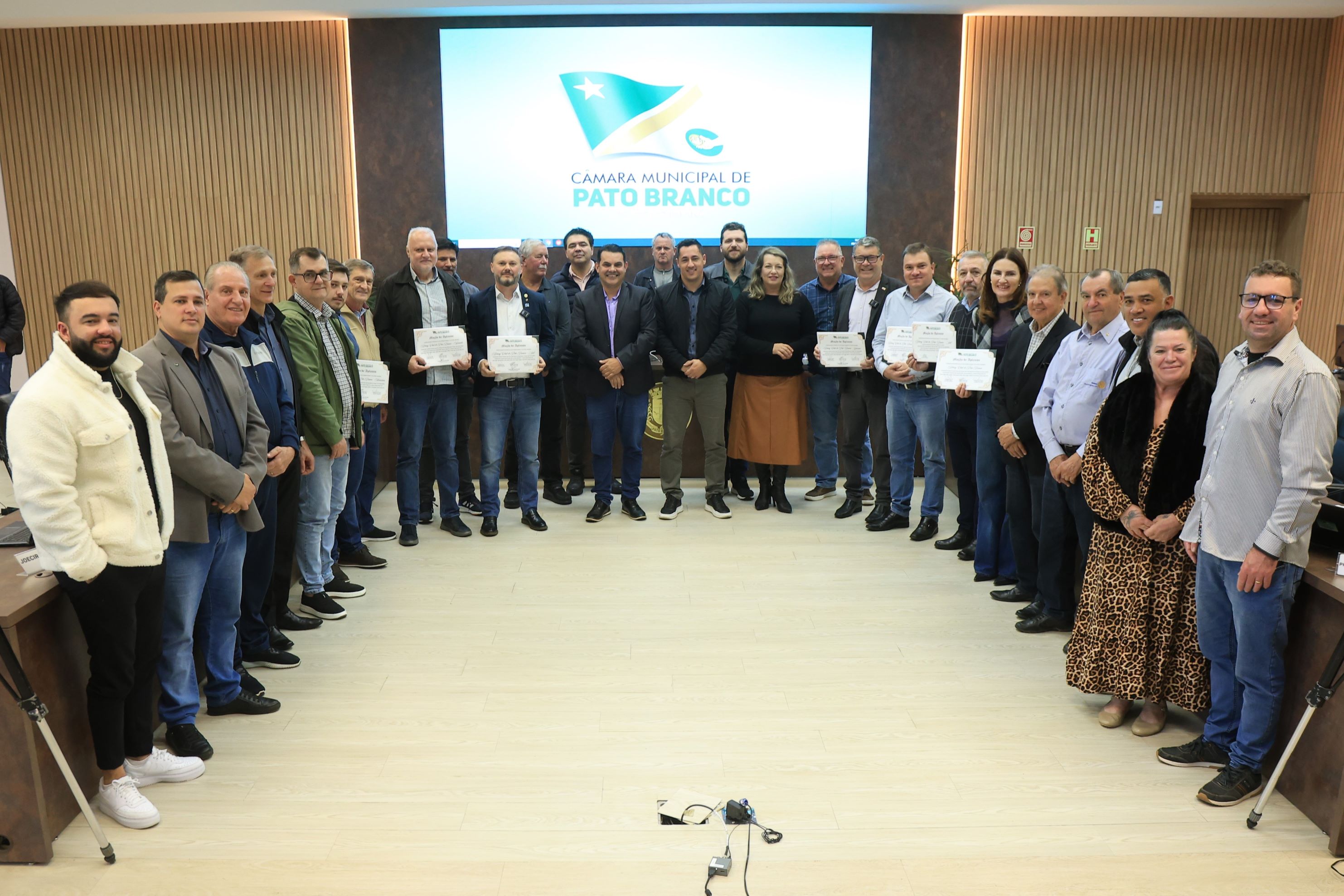 Vereadores homenageiam Rotary Clubs de Pato Branco