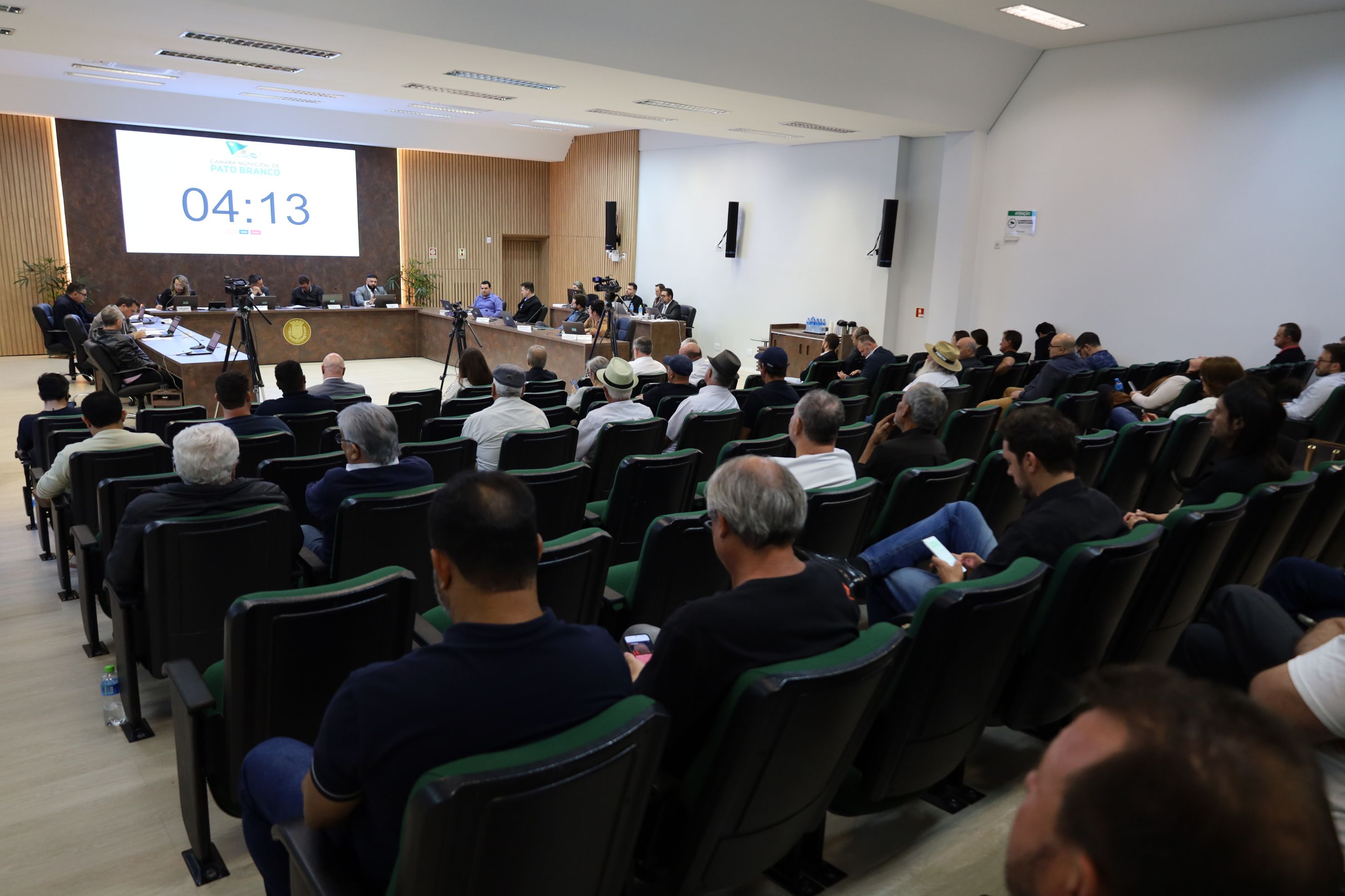 Vereadores votam pela improcedência das denúncias e arquivamento do processo contra o prefeito Géri Dutra